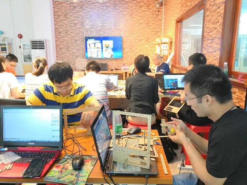 教師認(rèn)真制作自己的作品