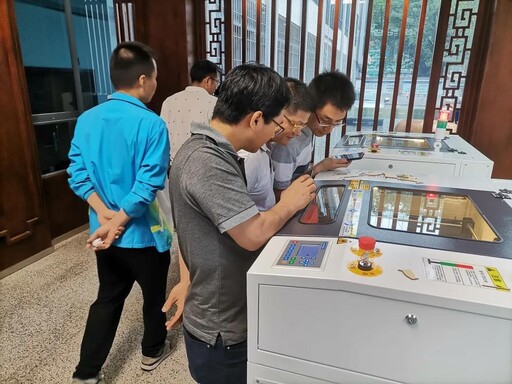 學(xué)習(xí)操作激光切割機(jī)