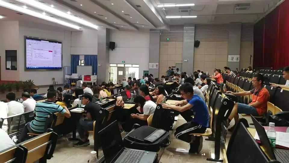 來(lái)自雷宇科教的謝寶老師帶著激光切割機(jī)“雷小宇”來(lái)到順德翁佑中學(xué)，為學(xué)員們帶來(lái)一堂專業(yè)激光知識(shí)培訓(xùn)課程，場(chǎng)上座無(wú)虛席。