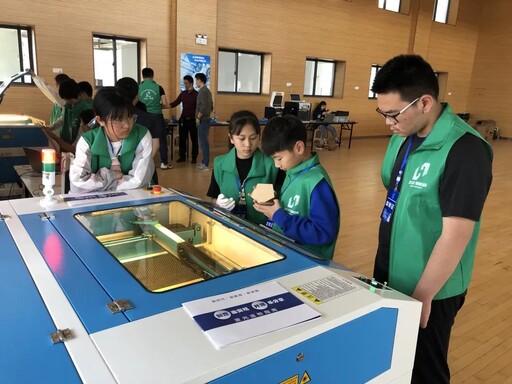 參賽學生在雷宇工作人員的幫助和指引下，操作LaserMaker建模軟件與激光切割機切割出自己想要的外觀結構件。