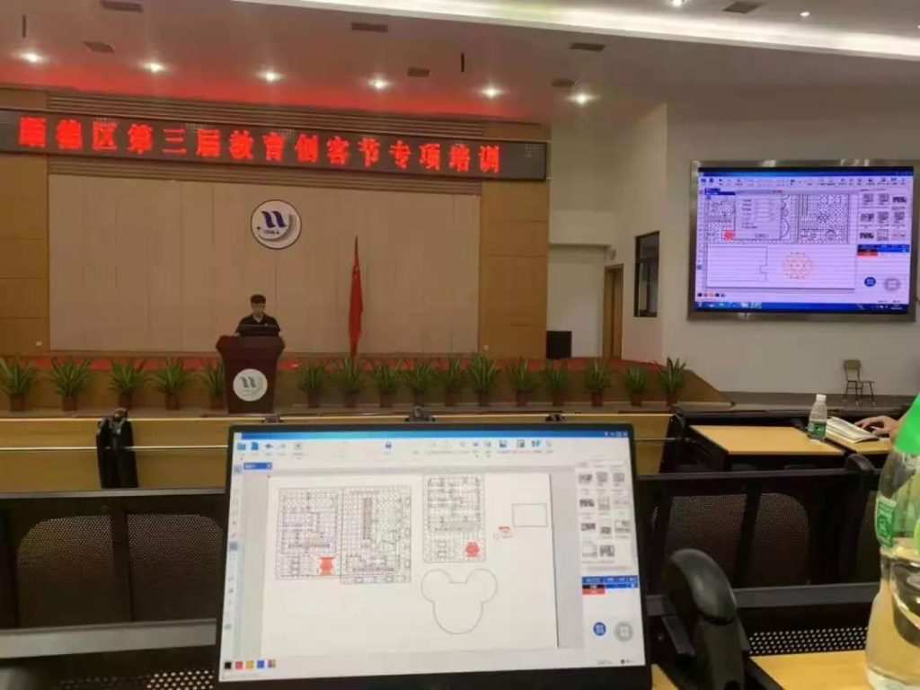 順德區(qū)教育科技節(jié)是展示“互聯(lián)網(wǎng)+創(chuàng)客教育”成果，全方位檢視順德區(qū)中小學(xué)生創(chuàng)新素養(yǎng)，培養(yǎng)科技創(chuàng)新人才的創(chuàng)客盛會(huì)，已成功舉辦兩屆。