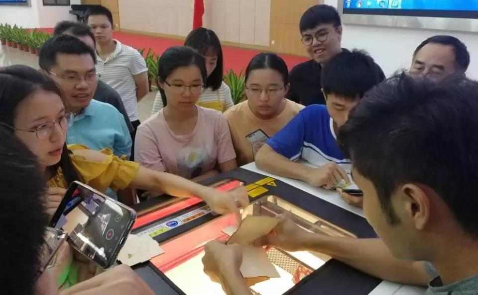 理論課結(jié)束之后，就是對(duì)理論進(jìn)行應(yīng)用。謝老師帶著培訓(xùn)班學(xué)員們進(jìn)行機(jī)器實(shí)踐操作，體現(xiàn)造物的樂(lè)趣