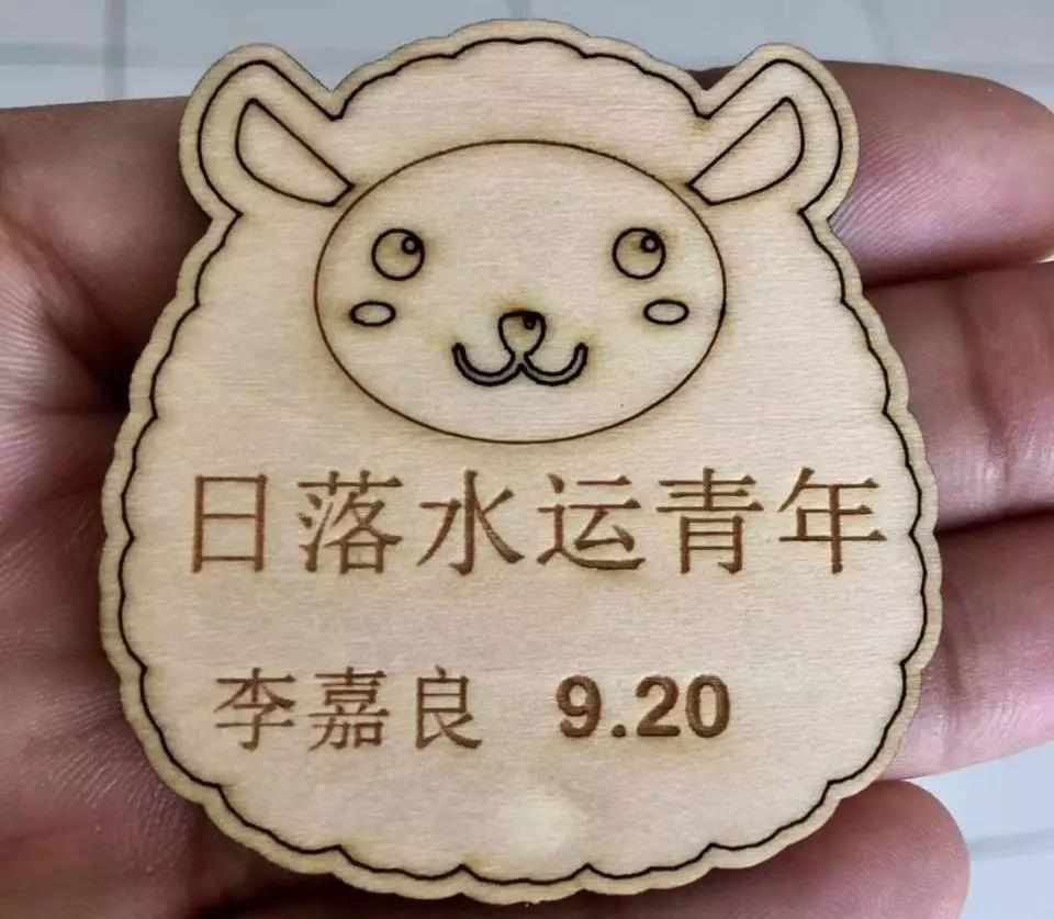 理論課結(jié)束之后，就是對(duì)理論進(jìn)行應(yīng)用。謝老師帶著培訓(xùn)班學(xué)員們進(jìn)行機(jī)器實(shí)踐操作，體現(xiàn)造物的樂(lè)趣