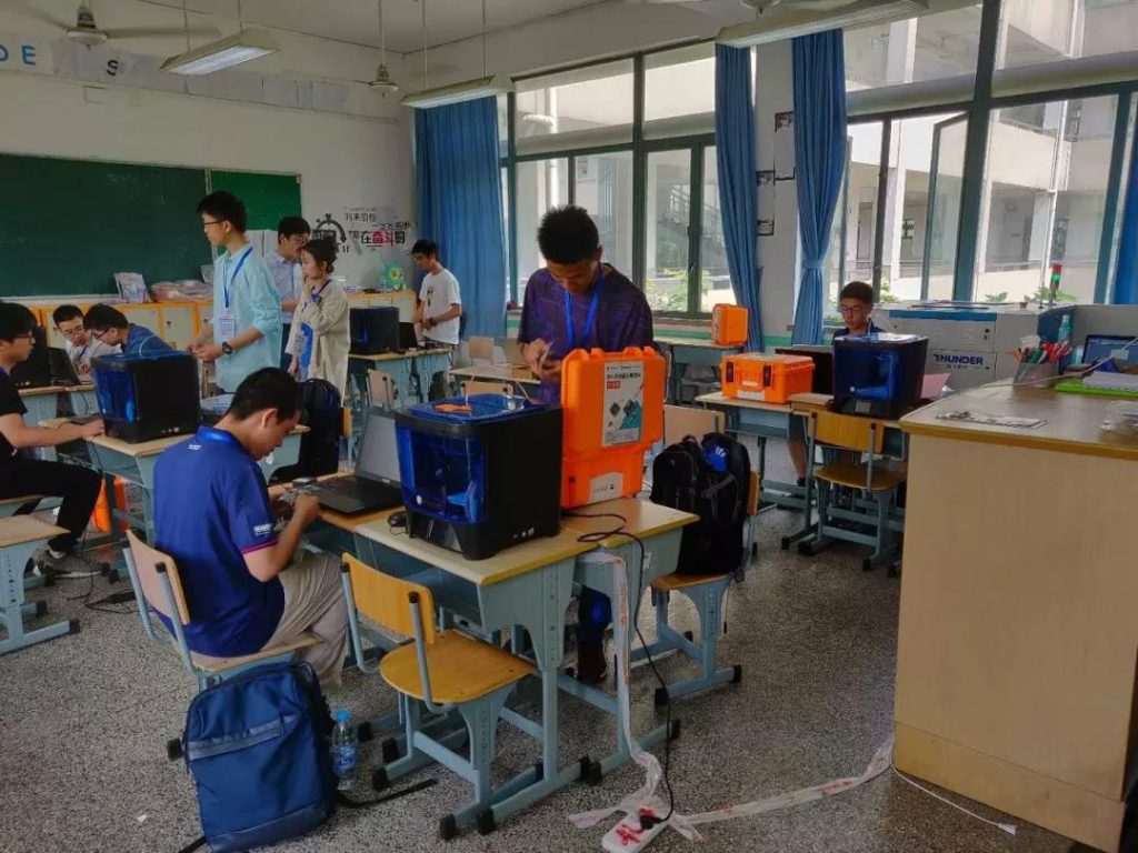 比賽在緊張的氣氛中有條不紊的進(jìn)行著，許多選手都是兩耳不聞周?chē)拢恍穆耦^搞創(chuàng)造。