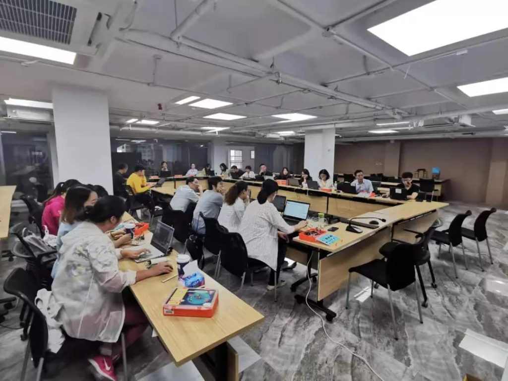 南京市鼓樓區(qū)教師發(fā)展中心決定于9月25日舉辦2019年鼓樓區(qū)中小學(xué)創(chuàng)客教育指導(dǎo)教師培訓(xùn)班。