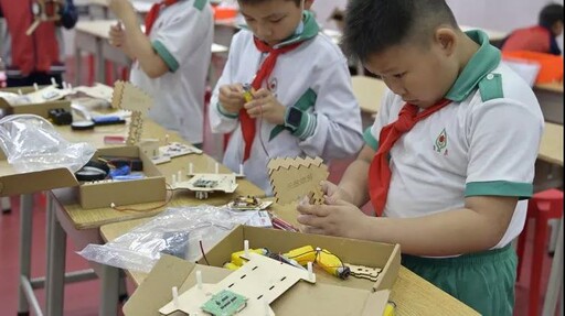 選手們認(rèn)真組裝結(jié)構(gòu)件