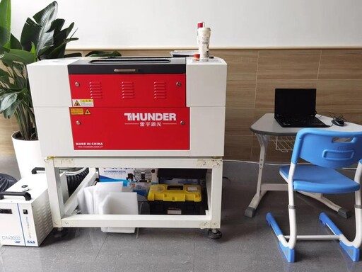 雷宇團(tuán)隊(duì)攜小伙伴蘑菇云創(chuàng)客助力AI創(chuàng)意編程賽道順利進(jìn)行。