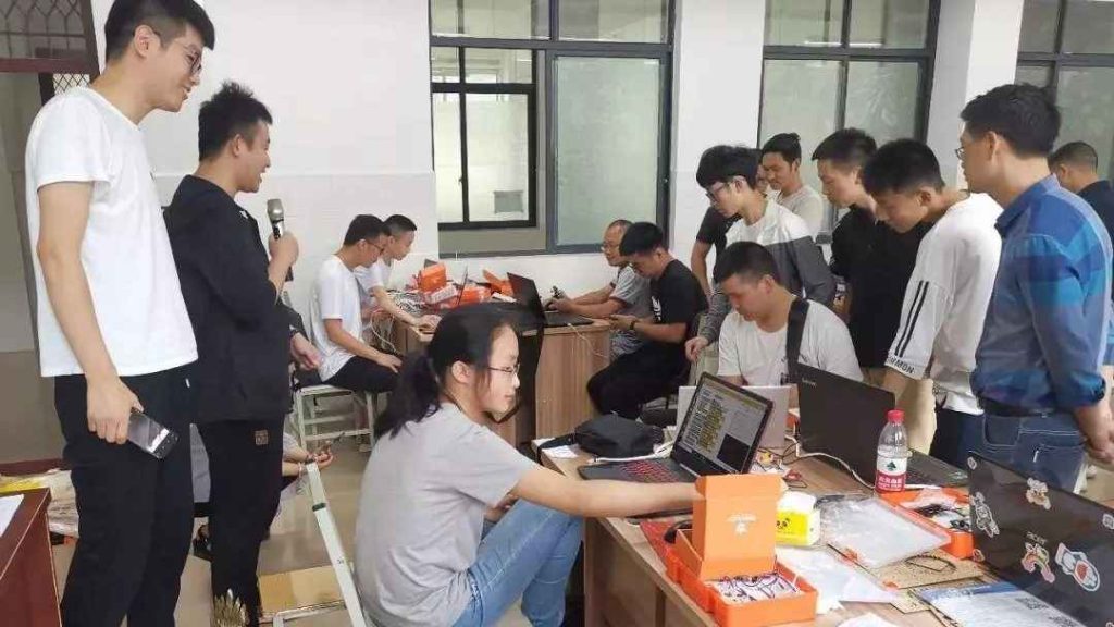 本次培訓(xùn)活動(dòng)由遵義市教育局主辦，習(xí)水縣教育局承辦，共計(jì)186名師生參加了三個(gè)板塊（機(jī)器人、創(chuàng)客類、科創(chuàng)組織者）的培訓(xùn)。