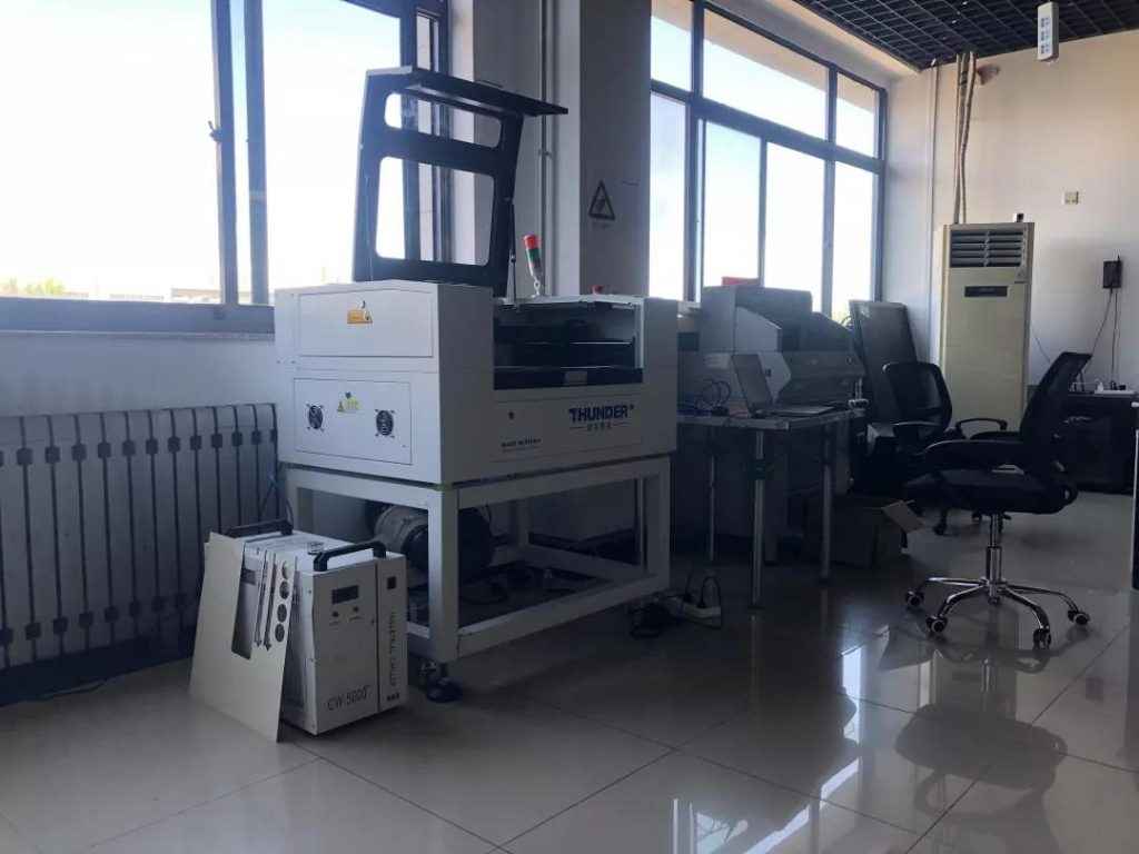 雷宇科教的張超鵬老師此行帶來(lái)激光創(chuàng)客教育普惠型激光切割機(jī)“樂(lè)造匠”