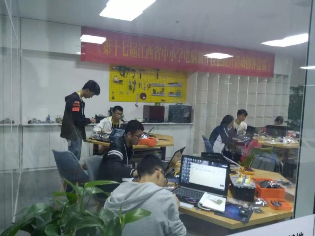 雷宇助力江西省第十八屆中小學(xué)電腦制作技能提升活動(dòng)創(chuàng)客競賽