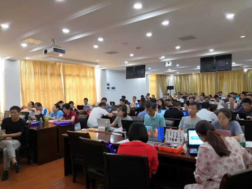 中國 STEM 教育協(xié)作聯(lián)盟副主席張逸中博士講授STEM課程項目的開發(fā)、設計與實施。