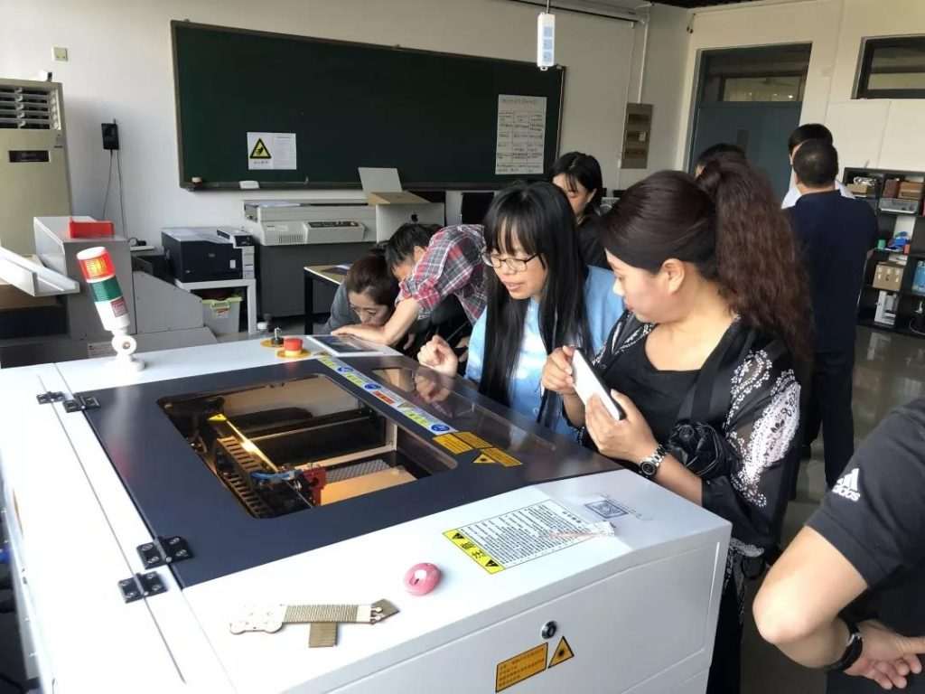 向培訓(xùn)班的各個(gè)學(xué)員介紹了激光切割機(jī)的原理和操作、激光切割軟件的設(shè)計(jì)方法和操作。