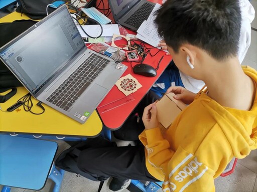 看到每個參賽選手都全神貫注地設(shè)計創(chuàng)造、搭建自己的作品，有被現(xiàn)場濃濃的創(chuàng)作氣氛感染到~