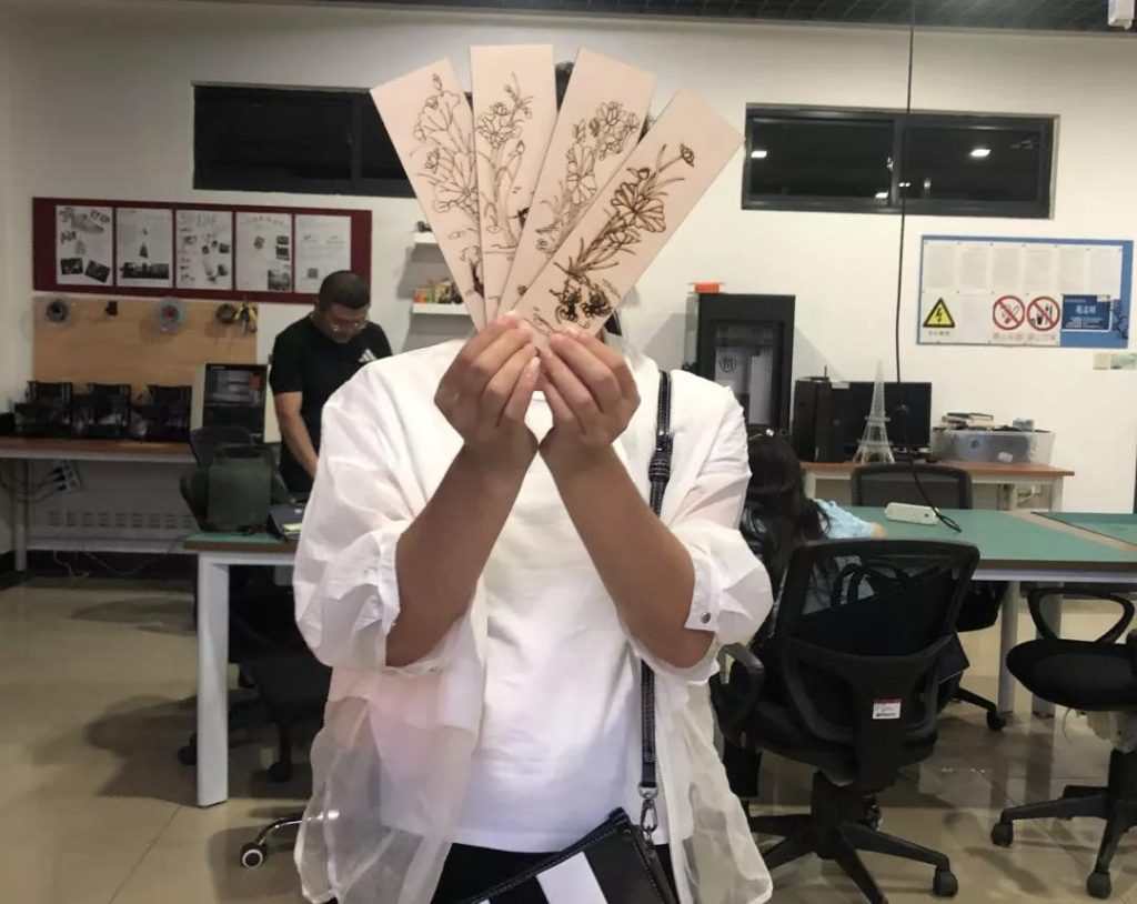 培訓(xùn)班的學(xué)員們展開(kāi)激光創(chuàng)客類、STEAM類綜合實(shí)踐課程教學(xué)和實(shí)踐。