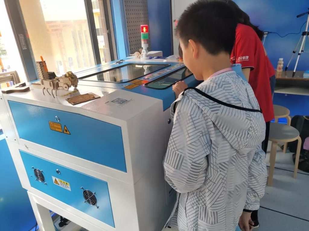 雷宇此次助力中小學(xué)生電腦制作大賽，也發(fā)揮了不小的作用。