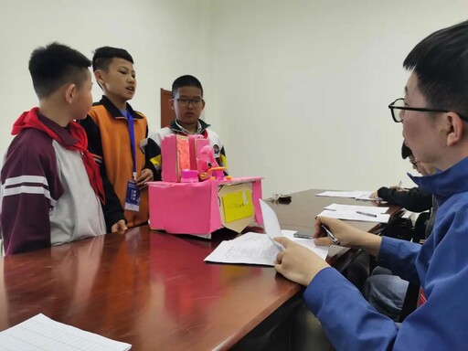 參賽選手帶著自己滿意的作品進(jìn)行著答辯，活動(dòng)也慢慢接近尾聲。