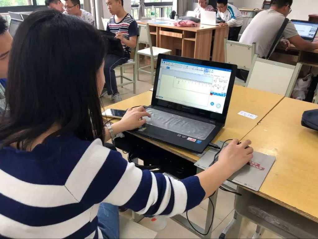 邊教邊學(xué)的方式讓學(xué)員快速上手設(shè)計(jì)