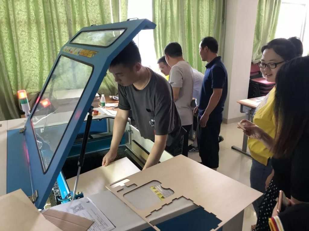 演示激光切割機的操作 