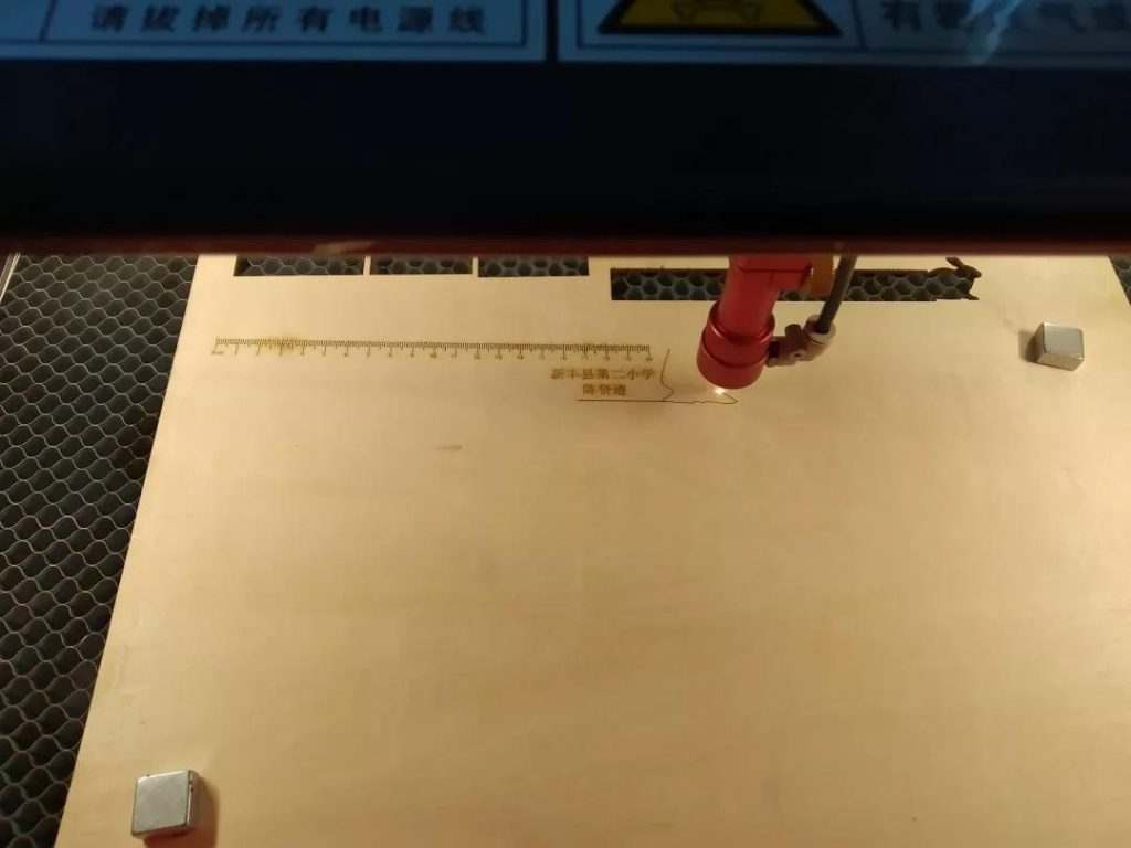 帶領(lǐng)大家了認(rèn)識(shí)激光切割機(jī)，及其應(yīng)用和技術(shù)、激光切割設(shè)計(jì)軟件和建模指南等，并帶學(xué)員們上機(jī)操作，切割出自己設(shè)計(jì)的作品。