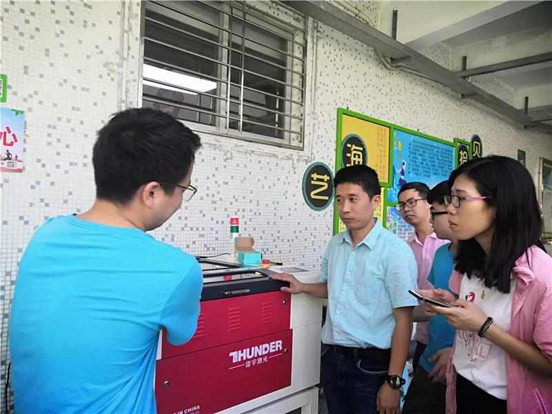 雷宇激光的創(chuàng)客老師們在一旁教學，及時解決學員們的疑惑。