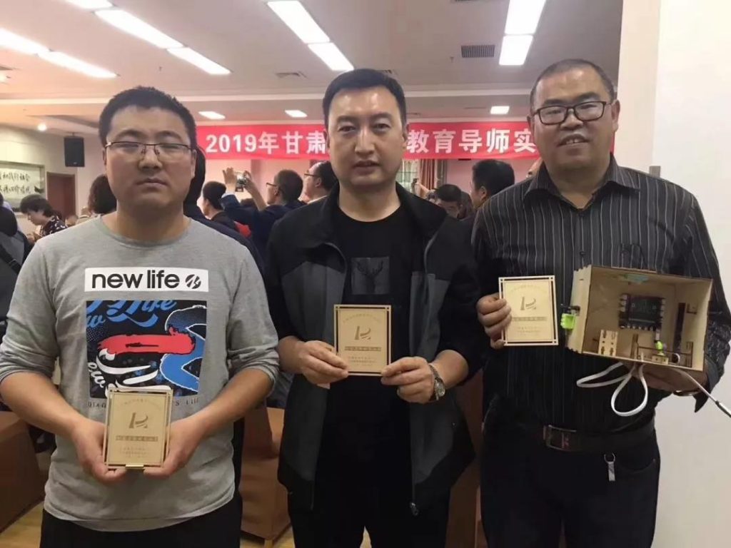 學(xué)員們展示自己的創(chuàng)客作品