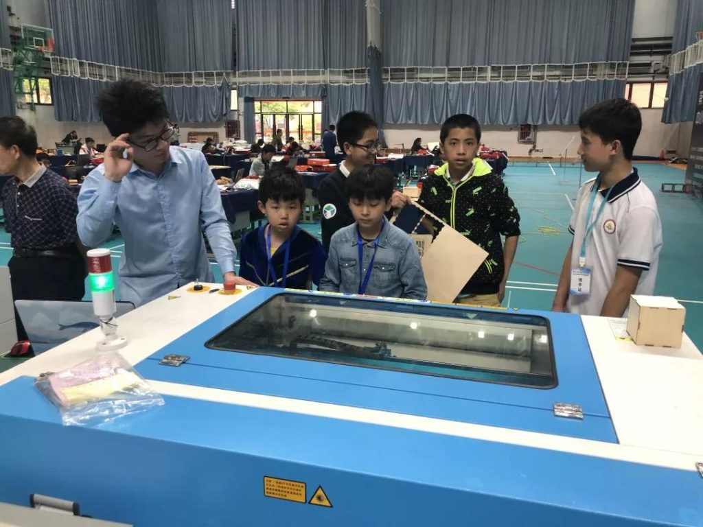 小創(chuàng)客們整體水平都非常高，從選題到創(chuàng)作，從想象到化為實物，一切井井有條、循序漸進，看著小創(chuàng)客們胸有成竹，勢在必得的樣子，相信現場的工作人員、評審們都會深深地被感染。“智造”是一件充滿激情和樂趣的事。