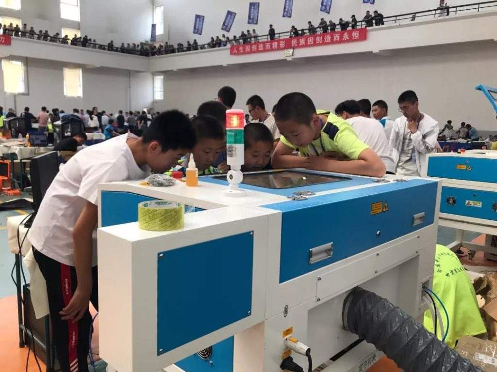 雷小宇擁有精確高效的特性，深受小創(chuàng)客們喜愛(ài)，只需要等待短短幾分鐘，小選手們就能拿到與自己設(shè)計(jì)的分毫不差的結(jié)構(gòu)件，組裝，將自己的創(chuàng)意變?yōu)楝F(xiàn)實(shí)。