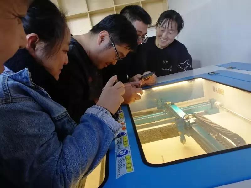 教師用手機記錄激光切割過程