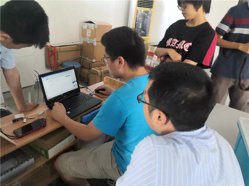 軟件與激光切割機結(jié)合教學，我們的學員們動手能力很強，掌握相關知識點后，就不禁開始自己操作機器。