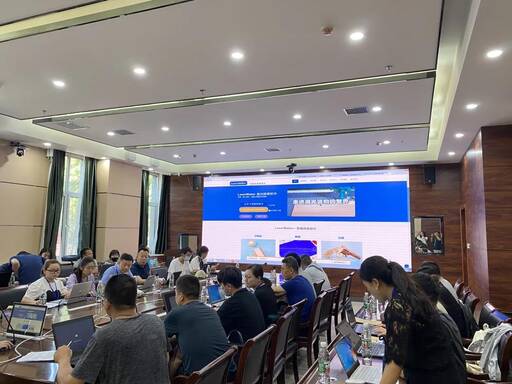 雷宇團隊的劉蘇玲講師為學(xué)員老師們授課。