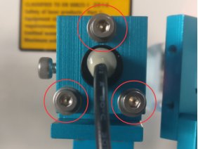 使用紅點(diǎn)指針安裝座上的三顆調(diào)整螺絲按下圖所示將紅點(diǎn)移動(dòng)到標(biāo)記點(diǎn)