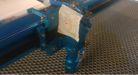 (紅光指示光路路徑與激光光路路徑重合,調(diào)試完成)