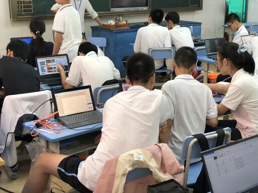 比賽現(xiàn)場熱火朝天