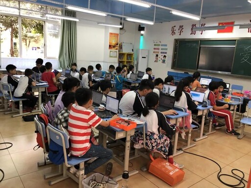 創(chuàng)客們認真制作中