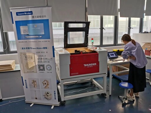 雷宇帶著樂造匠助力此次活動的現(xiàn)場創(chuàng)客馬拉