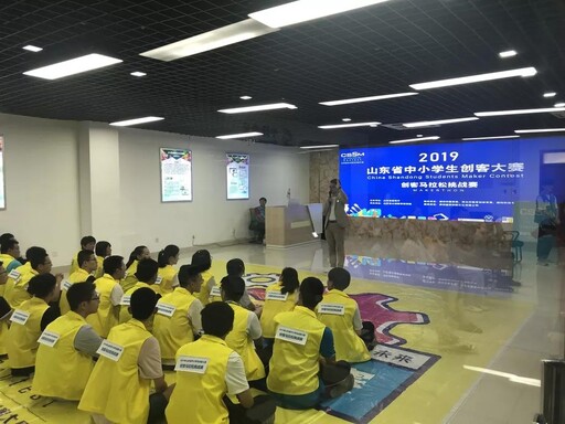 此次馬拉松現(xiàn)場混編組隊(duì)，通過興趣測試分析個人性格及所長，組成3人/隊(duì)