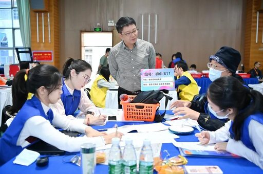 所有參賽小組開啟激烈的頭腦風(fēng)暴