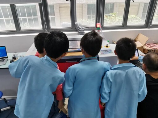 在雷宇的老師們簡單的指導下，小朋友們很快掌握了正確的設(shè)計與操作方法。