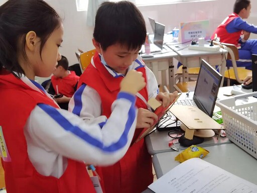 小創(chuàng)客們認真制作自己的作品