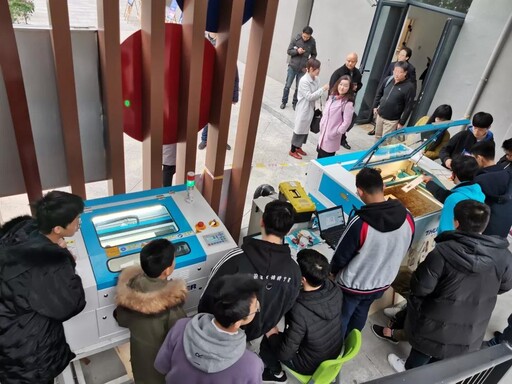 參賽學(xué)生在規(guī)定時(shí)間內(nèi)使用組委會(huì)提供的器材，通過電腦編程、硬件搭建、造型設(shè)計(jì)等創(chuàng)作智能實(shí)物作品。