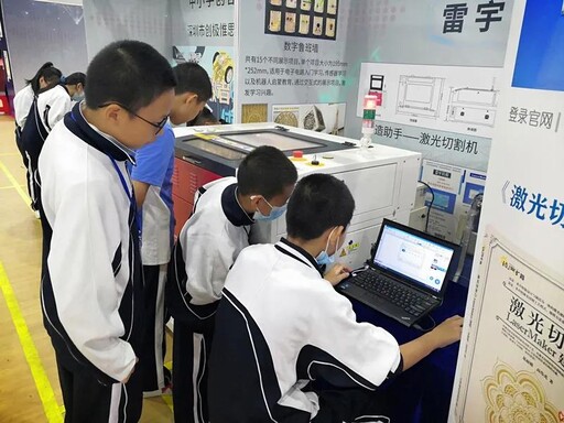 學(xué)生使用LaserMaker建模軟件設(shè)計(jì)屬于自己的生肖名牌