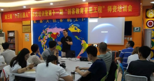 吳俊杰老師發(fā)表《創(chuàng)客教育之開源機器人的價值觀》演講