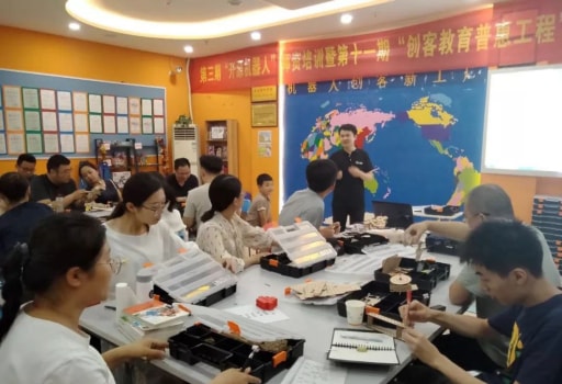 付軍老師從全國青少年機器人等級考試的角度，系統(tǒng)講解了Laserblock機器人結(jié)構(gòu)搭建一二級的課程。