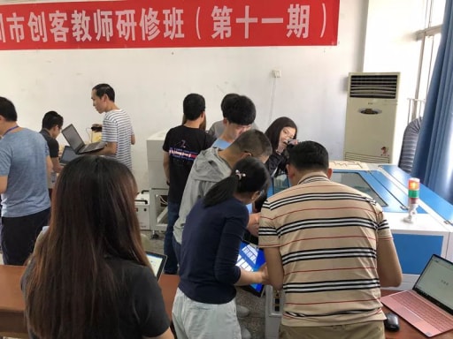 學(xué)員老師們，快速上手學(xué)會了操作軟件和激光切割機。