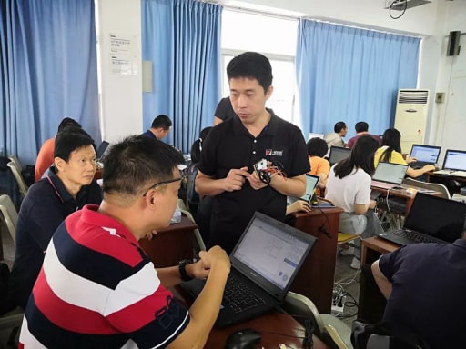 在場的學(xué)員老師都顯得格外認真和投入。